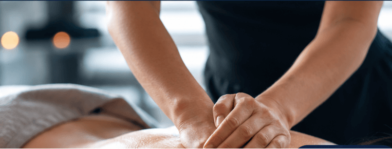 Massagebehandling med tryk på ryggen